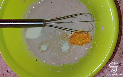 Добавить цедру, сахар, разрыхлитель. Перемешать. 