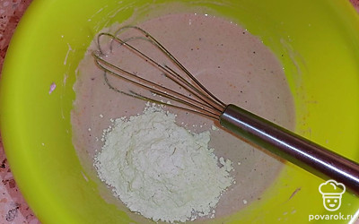 В жидкое тесто добавить муку, хорошо перемешать, чтоб не было комочков.
