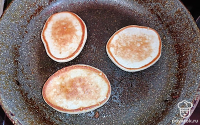 Выкладывать тесто ложкой на разогретую сковороду. Жарить с двух сторон на маленьком огне примерно минуты 2-3.