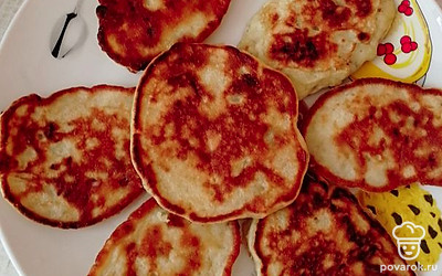 Готовые оладушки подавать можно со сметаной или йогуртом. Приятного аппетита.