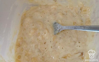 Почистить банан, в тарелке раздавить его вилочкой, добавить яйцо и муку, сахар по вкусу.