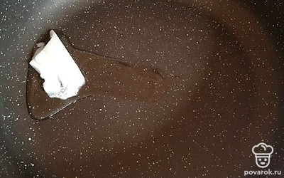 На сковороду добавить масло.