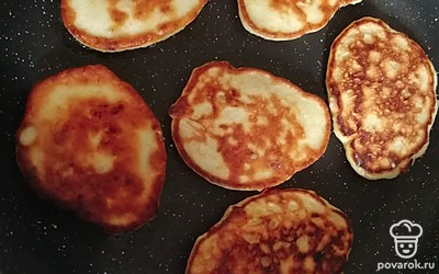 Выкладывать по 1 столовой ложке в сковороду и жарьте по 2-3минуты с каждой стороны до готовности.