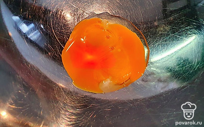 Отделить белок от желтка, взбить с сахаром. 