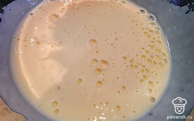 Добавить сметану и взбить. 
