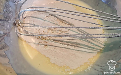 Добавить муку и взбить. 