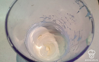 Взбить белок и добавить в тесто, перемешать лопаткой.