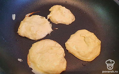 Жарить оладьи на сковороде. 