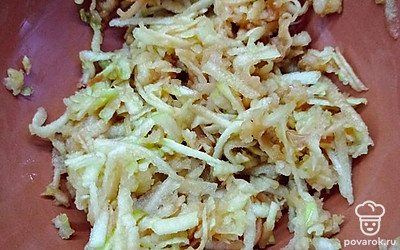 Натереть яблоко на крупной терке.