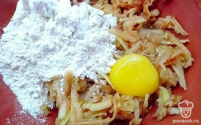 Добавить к яйцу яблоко и муку, все хорошо перемешать.