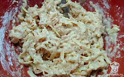 Тесто должно получиться не слишком жидким, добавьте еще муки, если нужно. 