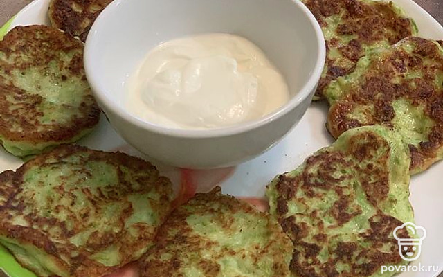 Кабачковые оладьи на сметанке — Рецепт с фото