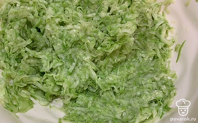 Потереть кабачки на мелкой тёрке. Чем мельче, тем нежнее получаются в итоге. Затем посолить, дать постоять 10 мин чтобы вышел сок. Далее хорошо отжать и переложить в другую миску.