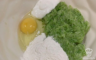 К натертым кабачкам добавить сметану, яйцо, муку и все тщательно перемешать. 