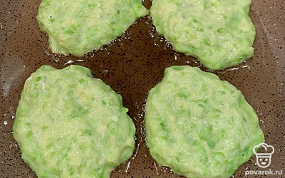 Жарить на сковороде, на небольшом количестве масла до румяной корочки с обоих сторон примерно по 4 мин. 