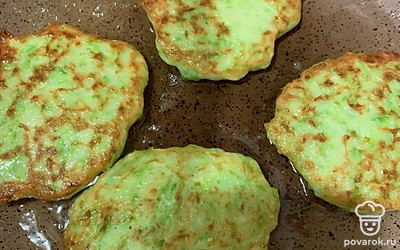 Подавать тёплыми к столу с любимым соусом. При желании посыпать зеленью. 