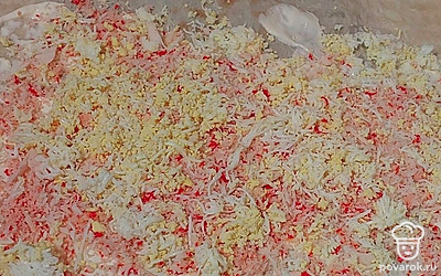 Разложите на рабочей поверхности лаваш. Смажьте с правого края майонезом. Сверху выложите крабовые палочки, а следующим слоем яйцо.