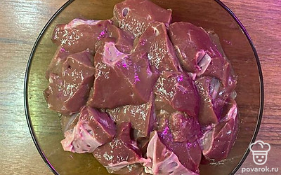 Печень нарезаем на мелкие кусочки.