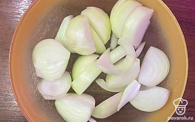 Лук режем на половинки.