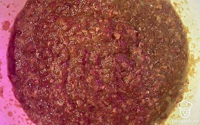 Лук и печень прокручиваем через мясорубку.