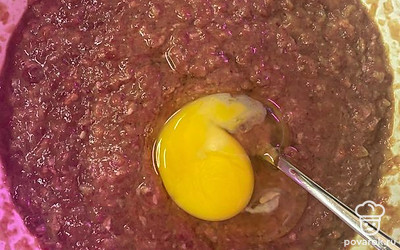 Добавляем 1-2 яйца.