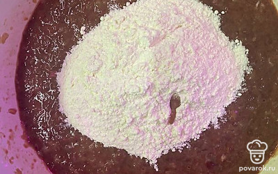 Добавляем 4 столовых ложки муки с горкой.