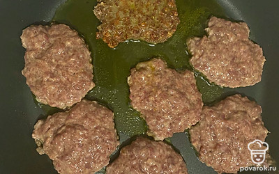 Выкладываем на сковороду, жарим с двух сторон до золотистой корочки.