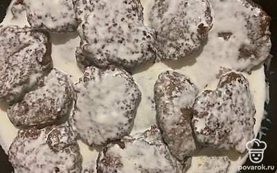 Дальше томим под крышкой минут 15, добавляем сметану по вкусу.