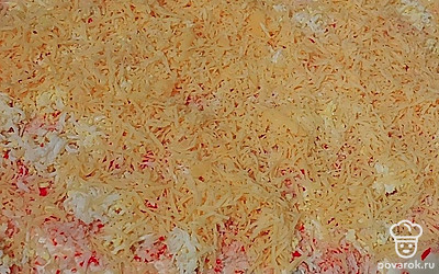 Присыпьте все сыром. Как можно туже скрутите рулет.
