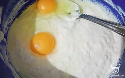 В ряженку добавить яйца, муку, соль, сахар.