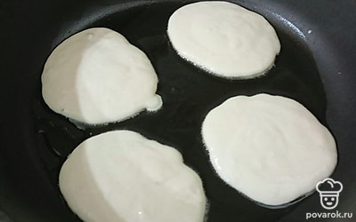 На разогретую сковороду столовой ложкой разложить эту смесь.