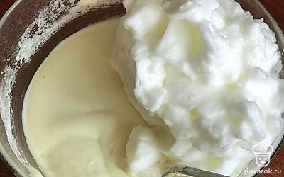 Белки отделить от желтков. Белки взбить в крепкую пену. Желтки смешать с остальными ингредиентами, соединить с крепкой белковой пеной, аккуратно перемешать.