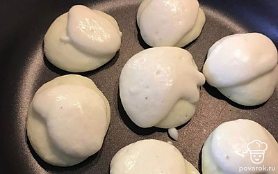 Тесто выложить столовой ложкой на разогретую сковороду с антипригарным покрытием. Ненадолго накрыть крышкой, пока дно оладушков не подрумянится. Не переворачивая оладушки, сверху выложить ещё по столовой ложке теста, затем перевернуть.