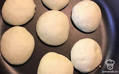Снова накрыть крышкой и жарить, пока ладушки не подрумянятся со второй стороны. Подавать со сметаной или вареньем.