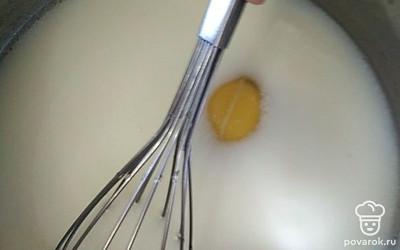 Добавьте к молоку яйца, взбейте.