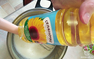 Положите 1 ст. л подсолнечного масла. 