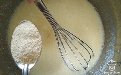 К полученной массе добавьте сухие дрожжи. 