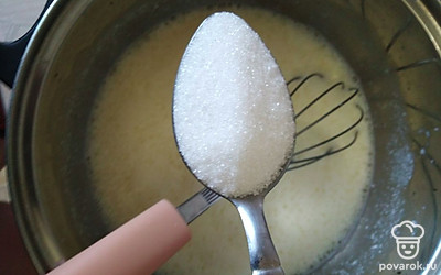 Добавьте сахар и соль. Все тчательно перемешайте. 