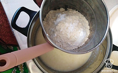 Добавьте муку. Должна получиться густая смесь, как сметана. 