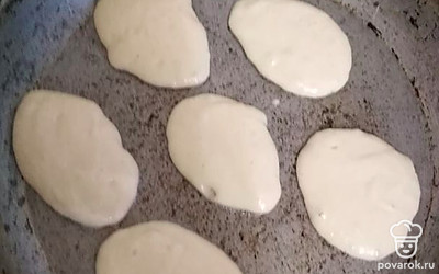 Выкладываем на сковородку, смазанную подсолнечным маслом. Выпекакаем блины с обеих сторон. 