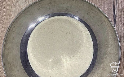 Насыпаем манку в миску.