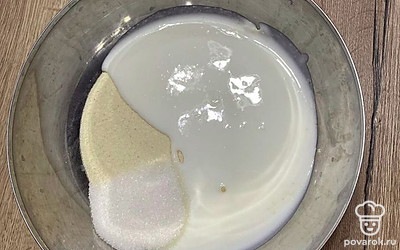 Добавляем кефир и сахар.