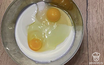 Добавляем яйца.