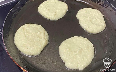 Жарим на растительном масле с двух сторон до готовности.