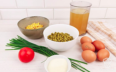 Подготовьте все ингредиенты и выложите их на стол. Помойте зелень, помидор и куриные яйца. Откройте банки с консервированными продуктами.