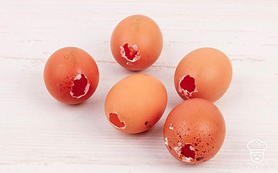 Возьмите куриные яйца и сделайте отверстия в скорлупе с тупого конца. Промойте их, а затем обсушите.