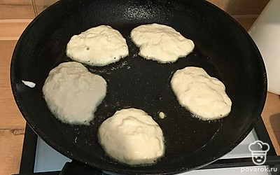 На разогретую сковороду выкладываем тесто столовой ложкой.