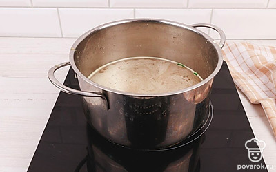 В стакан с мясным бульоном добавьте желатин и оставьте на 60 минут. Он должен разбухнуть. Возьмите чистую кастрюлю и залейте в нее мясной бульон с желатином. Доведите жидкость до кипения.