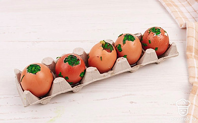 Аккуратно залейте бульон с ингредиентами через отверстие в пустые скорлупки куриных яиц. Поставьте их в форму и уберите в холодильник минимум на 6 часов. За это время бульон должен застыть внутри яиц.