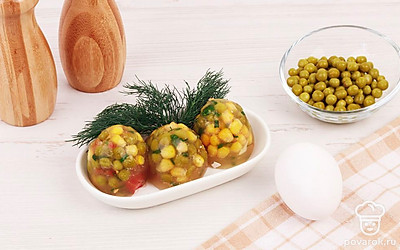 Как только бульон с горошком и овощами застыл, очистите заливные яйца от скорлупы и подавайте к столу!